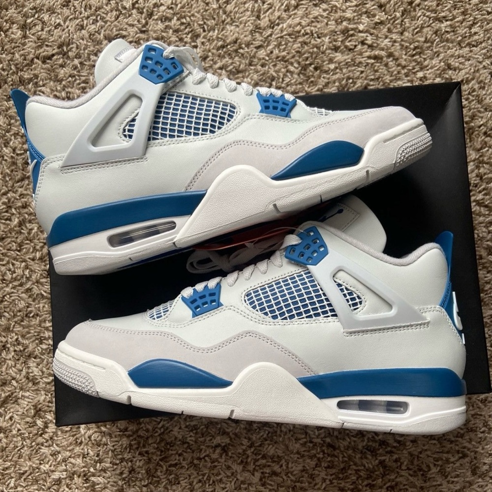 Jordan Retro 4 Military Blue Size 10 mens
1:1
hmu for more info